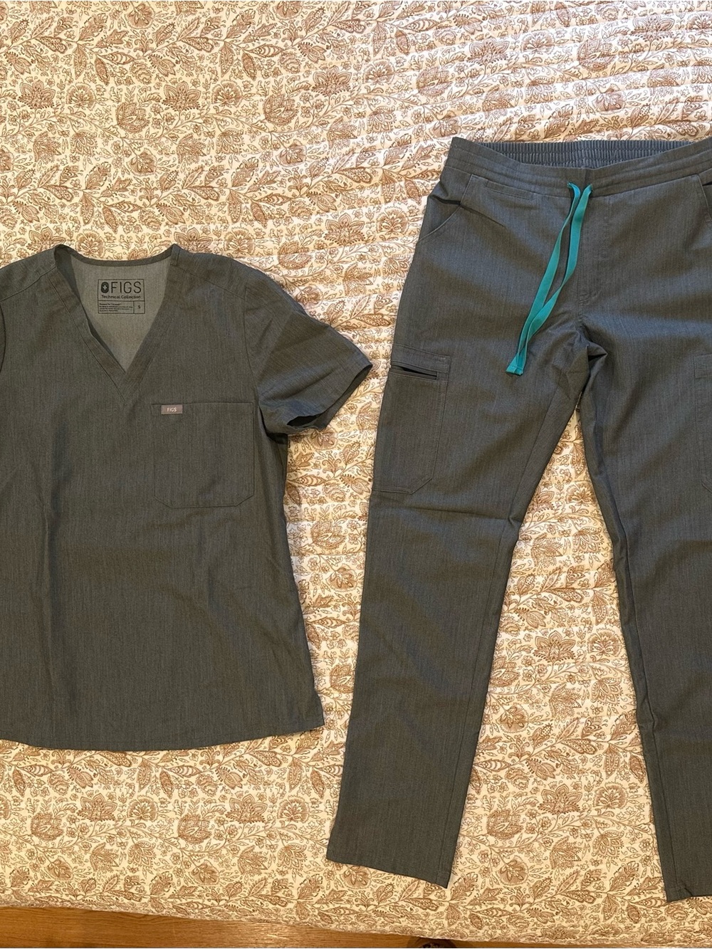 Figs Women’s Graphite Yola Skinny Scrub Pants and Caterina Scrub Top set